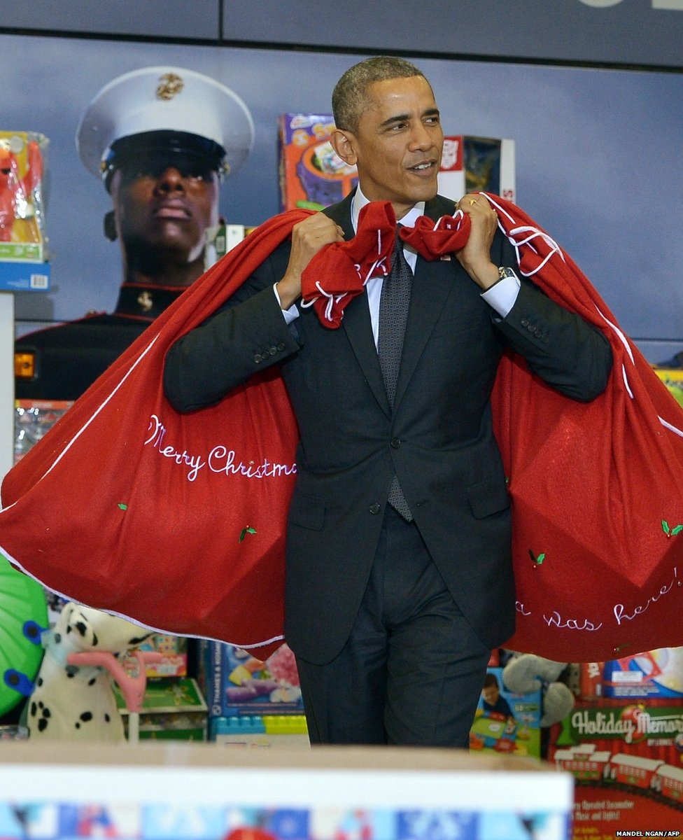 Tổng thống Barack Obama đóng vai ông già Noel và phát quà cho trẻ em có hoàn cảnh khó khăn hôm 10/12 tại một căn cứ quân sự ở thủ đô Washington. Toàn bộ quà tặng mua bằng tiền quyên góp của nhân viên Nhà Trắng. Ảnh: AFP