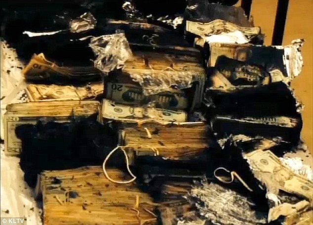 1 trieu USD vo chu trong xe tai boc chay hinh anh