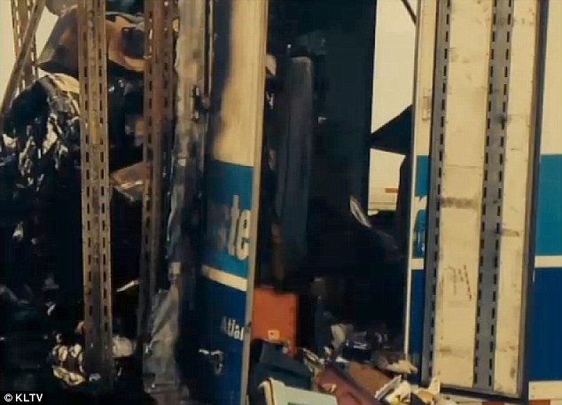 Cảnh sát đang điều tra nguyên nhân vụ hỏa hoạn, đồng thời truy tìm chủ nhân của số tiền. 