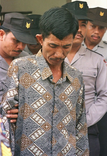 Sát thủ người Indonesia, Ahmad Suradji, tin rằng việc giết người sẽ giúp y có được phép lạ. Dưới vỏ bọc của một người gây giống gia súc, Suradji tiếp cận và giết hại ít nhất 42 phụ nữ bằng cách siết cổ. Cảnh sát tin rằng con số nạn nhân thực sự có thể đến 70 hoặc 80 người. Tòa án tuyên án tử hình với Suradji vào năm 1998, y ra pháp trường xử bắn năm 2008.