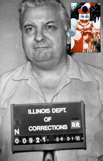 John Wayne Gacy thường hóa trang thành một chú hề trong những buổi tiệc của trẻ em hoặc tiệc gây quỹ từ thiện ở Chicago. Từ năm 1972 đến 1978, Gacy đã xâm phạm tình dục và giết ít nhất 33 nam thanh niên. Tòa án tuyên mức án tử hình với Gacy vào năm 1980, y ra pháp trường vào năm 1994.