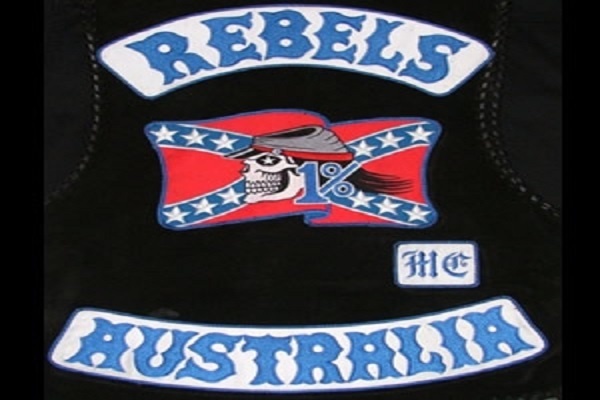Nhóm quái xế The Rebels MC, Australia còn có tên gọi khác là “Bikie”. Đây là băng đảng lớn nhất tại Australia với 2.000 thành viên và 70 nhánh. Hoạt động của The Rebels MC bao gồm vận chuyển và sản xuất các loại ma túy, rửa tiền, trốn thuế, tống tiền, buôn lậu vũ khí và hàng hóa đánh cắp. Thành viên của nhóm quái xế còn sẵn sàng “trảm” đối thủ của chúng một cách không thương tiếc. 