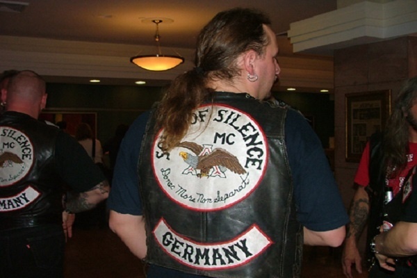 Băng mô tô Sons of Silence thành lập tại thành phố Niwot, bang Colorado (Mỹ) vào năm 1966.  Kể từ đó, nhóm quái xế phát triển mạnh mẽ với 30 chi nhánh tại 12 tiểu bang và lan rộng tới Đức.  Sons of Silence lấy câu tiếng Latin  “Donec Mors Non Seperat” với nghĩa “Cho đến khi cái chết chia lìa chúng ta” làm phương châm hoạt động của  nhóm.  Biểu tượng của băng mô phỏng hình con đại bàng trên logo của hãng bia Budweiser đặt trên chữ cái A màu đỏ, phía dưới là dòng khẩu hiệu.