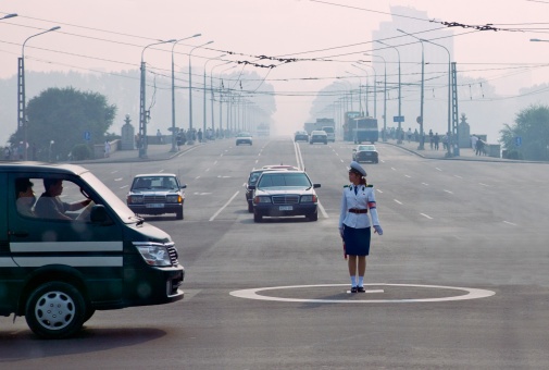 Nữ cảnh sát giao thông chỉ huy lưu thông giữa một ngã tư ở thủ đô Bình Nhưỡng. Ảnh: AFP
