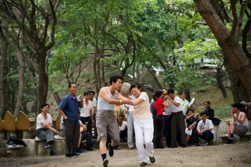 Người dân Triều Tiên tập thể dục buổi sáng trong một công viên ở Bình Nhưỡng.