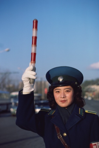 Nữ cảnh sát giao thông chỉ huy lưu thông giữa một ngã tư ở thủ đô Bình Nhưỡng. Ảnh: AFP