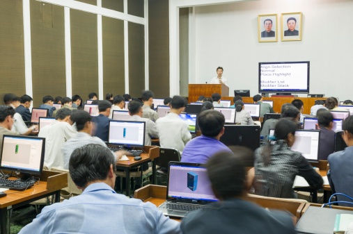 Các sinh viên nghe giảng bài bên trong khuôn viên học tập ở Đại học đường Nhân dân, trung tâm giáo dục và thư viện lớn nhất ở Triều Tiên. Trung tâm này có 600 phòng với tổng diện tích 100.000 mét vuông. Nơi đây cũng trưng bày một số ấn phẩm học thuật quốc tế, nhưng chỉ những người được cấp phép mới có thể tiếp cận. Ảnh: AFP