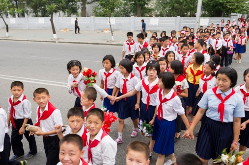 Học sinh Triều Tiên trên đường đến trường. Ảnh: AFP