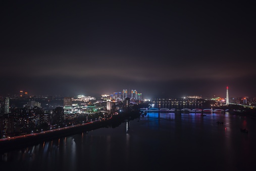 Bên bờ sông Taedong, Bình Nhưỡng sáng rực trong những ánh đèn lung linh về đêm. Ảnh: AFP