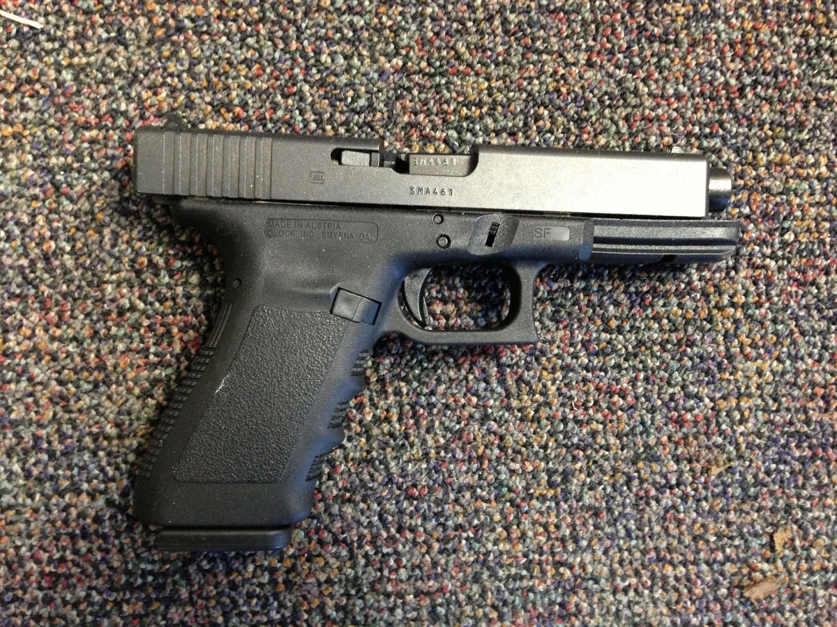 Hiệp hội súng trường Mỹ và những người ủng hộ việc người dân có quyền sở hữu súng, cho rằng nên trang bị vũ khí cho nhân viên bảo vệ trường học để họ đủ khả năng chống lại những kẻ tấn công. Trong ảnh là khẩu súng ngắn mà Lanza vất lại ở một phòng học gần hiện trường xả súng.