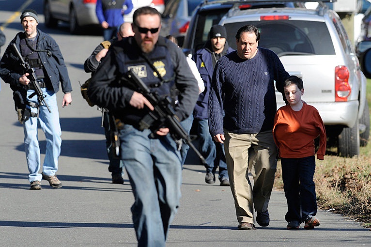 Nhin lai tham sat truong tieu hoc chan dong nuoc My nam 2012 hinh anh