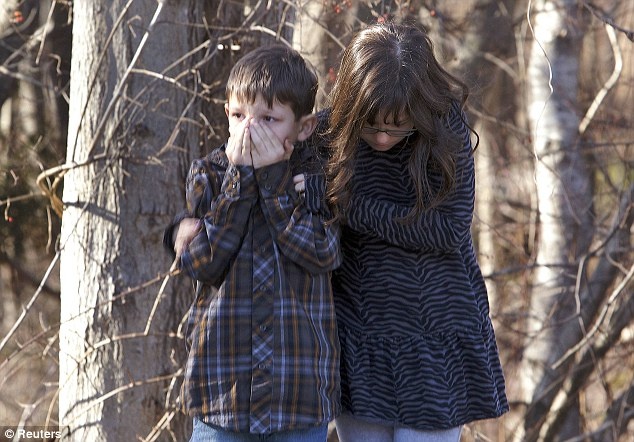 Những học sinh được sơ tán an toàn ra khỏi hiện trường lo lắng cho các bạn.