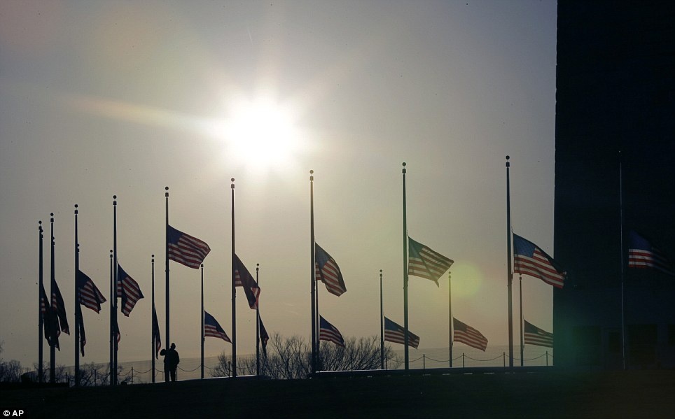 Các cơ quan công quyền ở Mỹ hạ quốc kỳ để tưởng nhớ các nạn nhân.