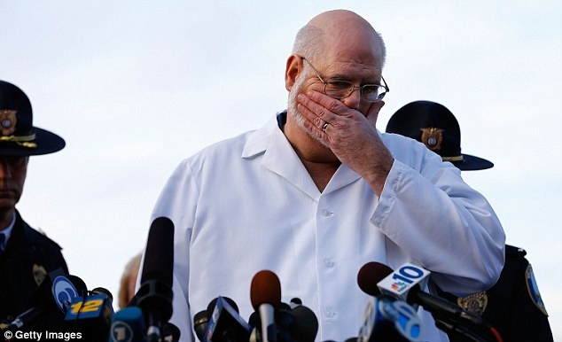 Bác sĩ H. Wayne Carver II, người đứng đầu đơn vị pháp y bang Connecticut, phát biểu trong cuộc họp báo ngày 15/12 rằng 