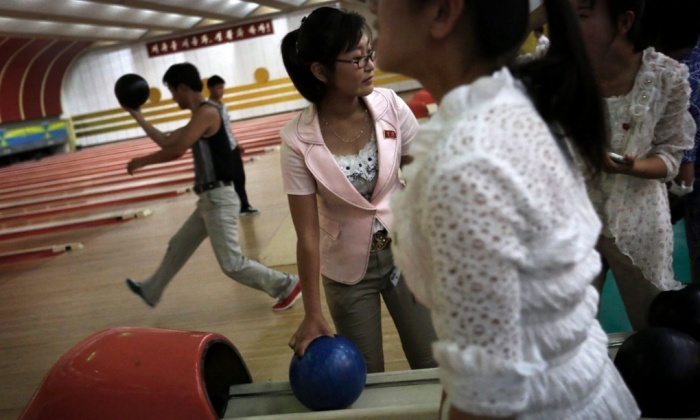 Thanh niên Triều Tiên vui chơi trong trung tâm bowling Golden Lanes ở Bình Nhưỡng. Ảnh: AFP