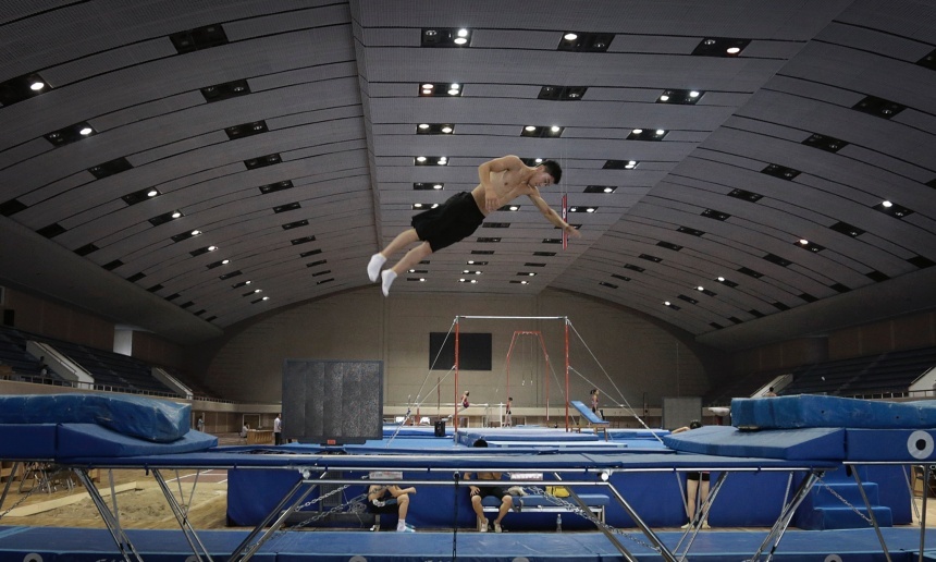 Một vận động viên tập luyện trong trung tâm thể dục thể thao ở Bình Nhưỡng. Anh là thành viên đội tuyển quốc gia của Triều Tiên tham dự Á vận hội Incheon tại Hàn Quốc vừa qua. Ảnh: Guardian