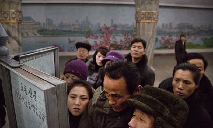 Người dân tranh thủ xem tin tức bên một quầy báo công cộng ở trạm tàu tại Bình Nhưỡng. Ảnh: AP