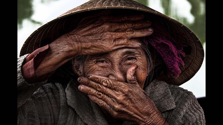 Nhiếp ảnh gia Réhahn Croquevielle vốn là người Pháp. Anh đến Việt Nam lần đầu vào năm 2007, tình cảm dành cho Việt Nam kể từ từ đó. Tấm ảnh bà cụ lái đò 76 tuổi trên sông Thu Bồn ở Hội An do Réhahn chụp đã đăng trên trang Du lịch của báo Los Angeles Times ngày 1/12/2014. Ảnh: LA Times