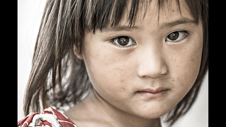 Ánh mắt nhiều cảm xúc của cô bé 4 tuổi tên Sung sống tại Sapa. Réhahn cho biết anh đã đến Sapa 3 lần. Ảnh: LA Times