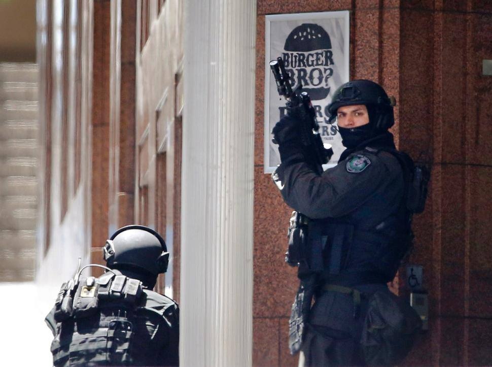 Cảnh sát trang bị vũ trang sẵn sàng làm nhiệm vụ ở một góc gần quán cafe Lindt. Ảnh: Reuters