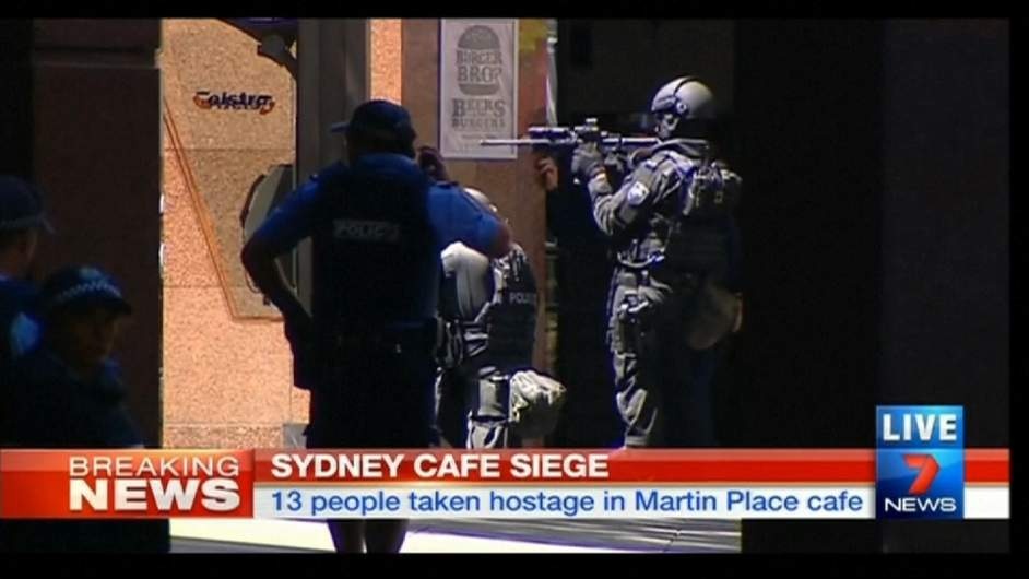 Can canh ke bat coc con tin tao ton ben trong quan cafe hinh anh