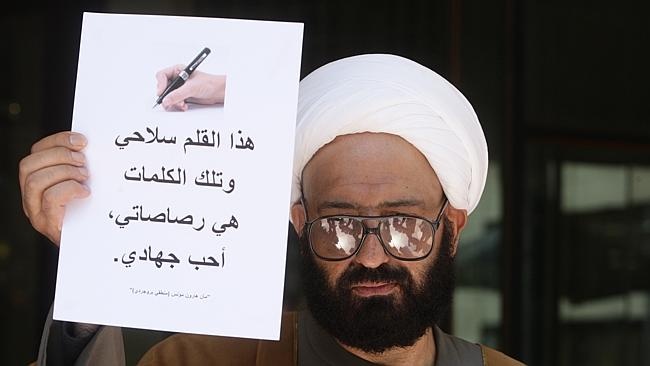 Năm 2001, Monis phải nhận án tù vì gửi những lá thư với nội dung thù hận tới gia đình các binh sĩ thiệt mạng ở chiến trường Afghanistan. Sau khoảng thời gian 12 tuần trong nhà lao, Monis tuyên bố Australia không còn là