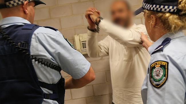 Monis cũng từng bị cảnh sát tạm giữ vì cáo buộc tấn công tình dục phụ nữ.