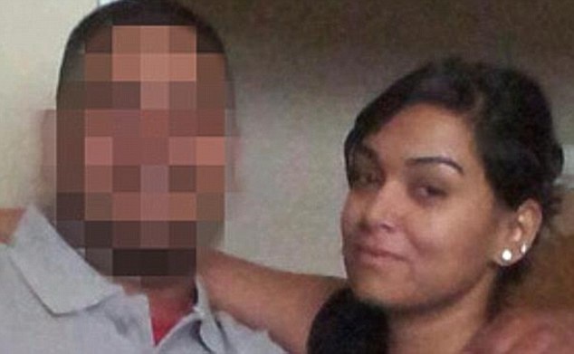 Y cũng bị cáo buộc thông đồng với bạn gái để ám sát người vợ cũ. Vợ cũ của Monis, cô Noleen Hayson Pal (bên phải) đã bị đâm 40 nhát dao trước khi bị thiêu sống vào tháng 4/2013. Monis được cho tại ngoại vì những chứng cứ chống lại y trong thời điểm đó chưa đủ thuyết phục.