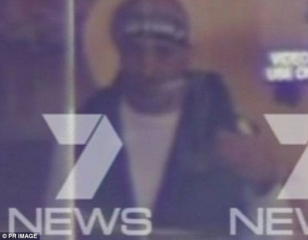 Ngày 14/12, Monis bắt giữ hàng chục người trong quán cà phê Lindt làm con tin nhằm mặc cả với chính phủ Australia. Những điều tra ban đầu cho thấy có thể y hành động đơn độc, nhưng cảnh sát cũng điều tra sự liên quan của Monis với những tổ chức khủng bố như Nhà nước Hồi giáo hoặc al-Qaeda.