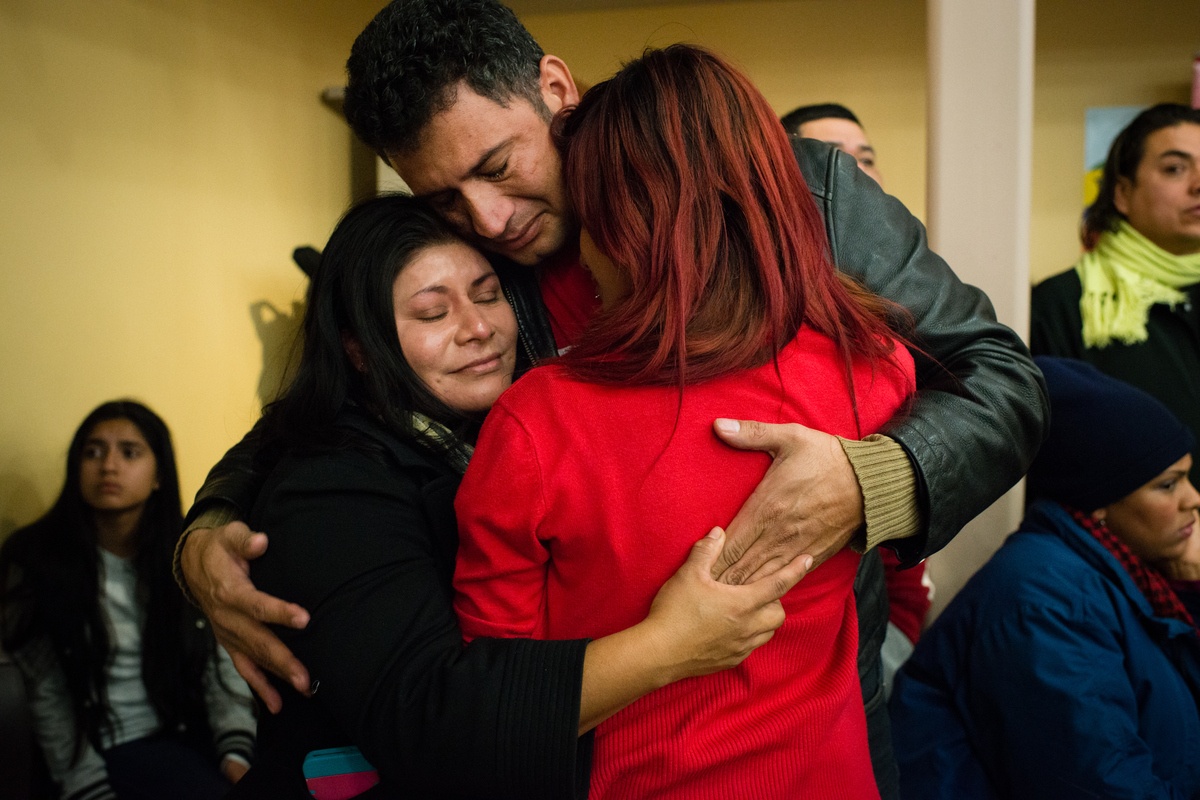 Một gia đình ở Washington với người chồng đến từ Honduras, vợ là người Mexico và con gái (áo đỏ) ôm chầm vì hạnh phúc sau khi Tổng thống Obama thông báo cải cách luật nhập cư.