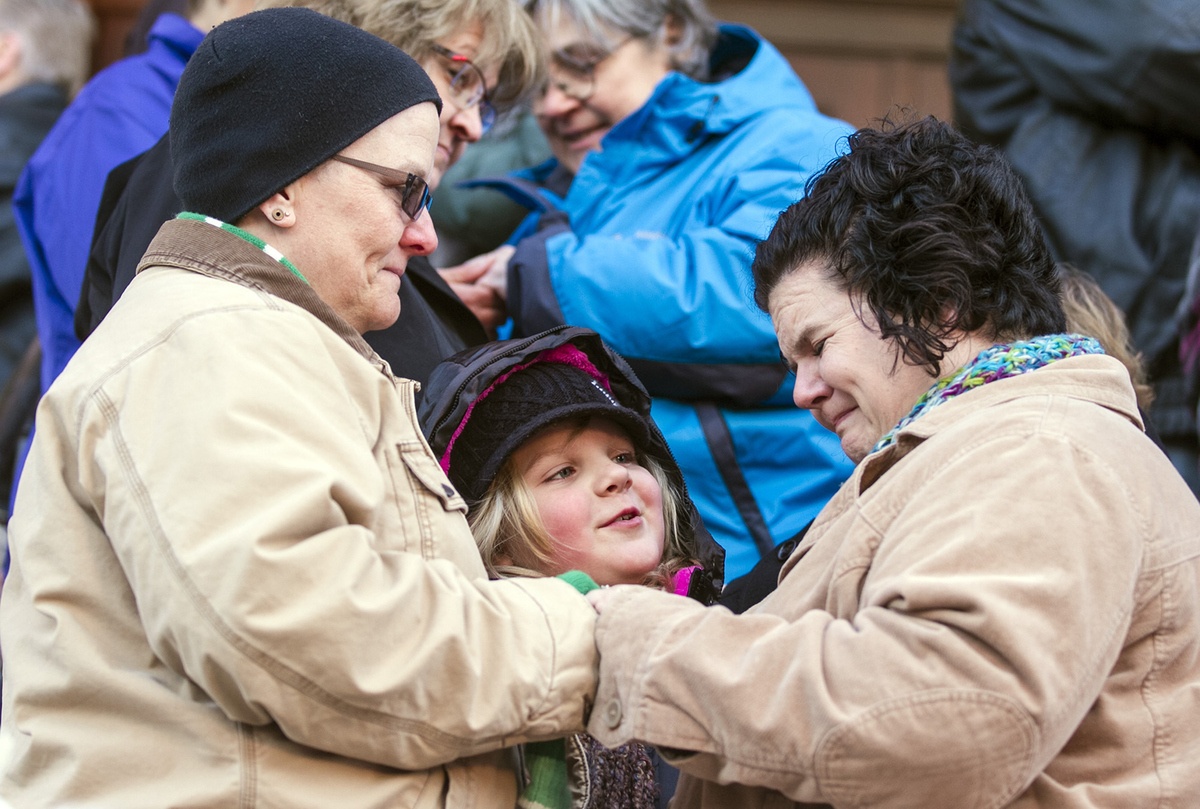 Đám cưới đồng tính diễn ra trên toàn nước Mỹ: Tòa án Tối cao Mỹ vào ngày 7/10 bác đơn phản đối của 5 bang (Indiana, Utah, Oklahoma, Virginia và Wisconsin). Đến nay 30/50 bang của Mỹ đã công nhận hôn nhân đồng giới. Nhiều cặp đôi đồng tính đã tổ chức đám cưới để hoan nghênh quyết định của tòa án.