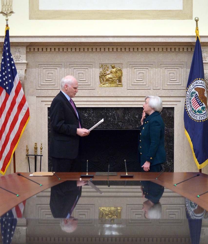 Bà Janet Yellen tuyên thệ nhậm chức chủ tịch Ủy ban Thống đốc của Cục Dự trữ liên bang, Fed, vào ngày 3/2/2014 tại Washington. Bà là người phụ nữ đầu tiên đảm nhận chức vụ quan trọng này. Tháng 11/2014, tạp chí Forbes xếp bà đứng thứ 6 trong danh sách 72 người quyền lực nhất hành tinh.