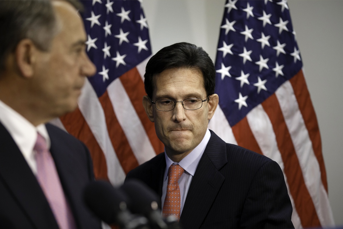 Lãnh đạo phe đa số ở Hạ viện, ông Eric Cantor (phải), bất ngờ thất bại trong cuộc bỏ đua tái ứng cử làm nghị sĩ đại diện của đảng Cộng hòa ở bang Virginia vào tháng 6/2014. Ông Cantor là nghị sĩ cao cấp thứ hai trong Hạ viện, chỉ sau Chủ tịch Hạ viện John Boehner (trái). Ảnh: AP