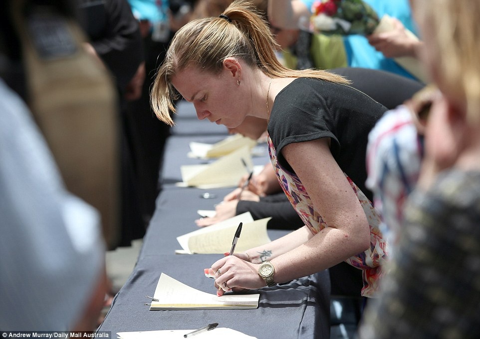 Người dân viết cảm tưởng về vụ bắt cóc, về các con tin và nạn nhân của cuộc bao vây kịch tính hôm qua.  Ảnh: Daily Mail 