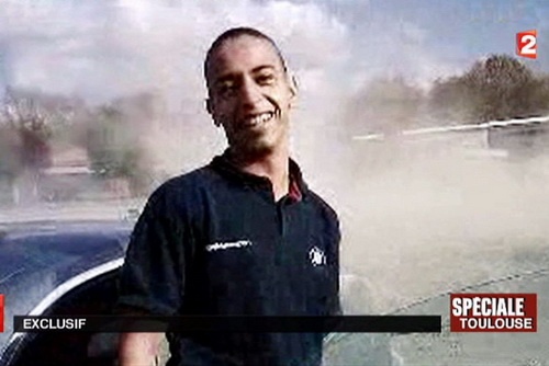 Mohamed Merah, 24 tuổi, kẻ tự xưng là người bảo vệ Hồi giáo, đã gây ra 3 vụ xả súng khiến 7 người thiệt mạng ở thành phố Toulouse. Tên này tuyên bố hắn thực hiện các vụ xả súng để trả thù cho các trẻ em Palestine thiệt mạng trong các cuộc pháo kích của Israel. Ảnh: Daily Mail 