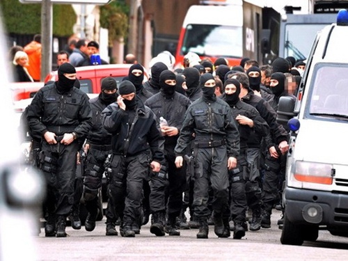 Sau hơn 16 giờ cố thủ tại một tòa nhà trên phố Cote Pavee, ngày 22/3, hung thủ đã bị bắn chết sau cuộc đấu súng giữa hắn và lực lượng đặc nhiệm RAID. Giới chức Pháp khẳng định Merah chỉ là 