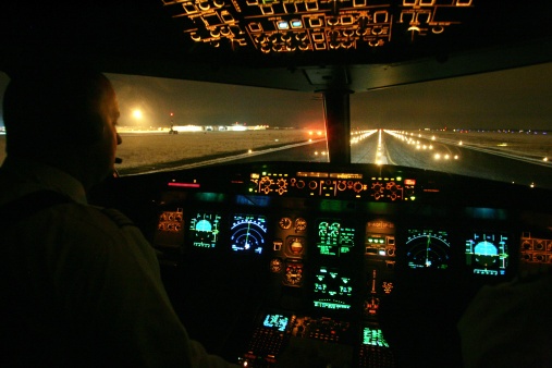 Một máy bay hạ cánh khi trời tối. Đầu năm 2014, báo Wall Street Journal cho biết cơ quan hàng không Mỹ cũng áp dụng luật mới quy định về giờ bay và giờ nghỉ ngơi của các phi công giữa các chuyến bay. Việc sắp xếp giờ bay cũng phải lưu ý tới những phi công vừa hoàn thành chuyến bay rạng sáng hoặc nửa đêm, vì đây là thời điểm phi công rất dễ mệt mỏi.