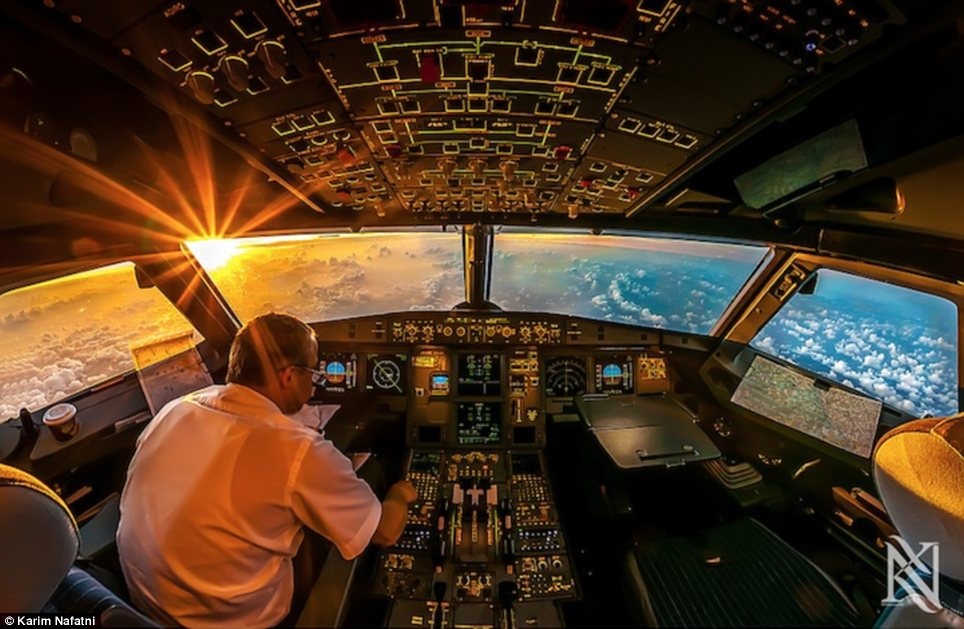 Trong ảnh là bên trong buồng lái của một hãng hàng không ở Dubai (Các tiểu vương quốc Ả rập thống nhât), người chụp là anh Karim Nafani, cũng chính là phi công của hãng.  Ảnh: Daily Mail