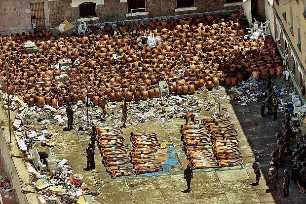 Cảnh sát trấn áp những người tù nổi loạn tại nhà tù Carandiru năm 1992. Nhà tù đóng cửa vào năm 2002. Ảnh: The Times