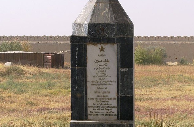 Bia tưởng niệm nhân viên CIA Mike Spann thiệt mạng trong cuộc nổi dậy của tù nhân ở nhà tù Qala-i-Jangi, Afghanistan. Ảnh: Wikipedia