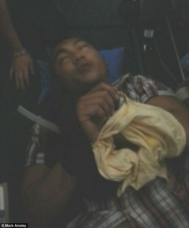 Tấm ảnh do một hành khách người New Zealand trên chuyến bay chụp lại vị khách Việt kiều gây rối. Ảnh: Daily Mail