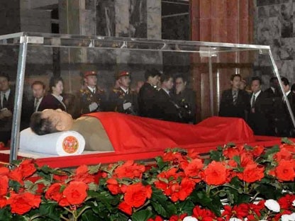 Tròn 3 năm trước, ngày 17/12/2011, nhà lãnh đạo tối cao Triều Tiên Kim Jong Il đã trút hơi thở cuối cùng sau một cơn đột quỵ trên xe lửa trong chuyến thị sát bên ngoài thủ đô Bình Nhưỡng, theo hãng thông tấn trung ương Triều Tiên KCNA. Đây được cho là tổn thất to lớn của đảng và nhà nước Triều Tiên. 