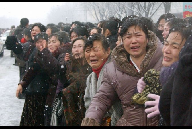 Dan Trieu Tien khoc thuong lanh dao Kim Jong Il hinh anh