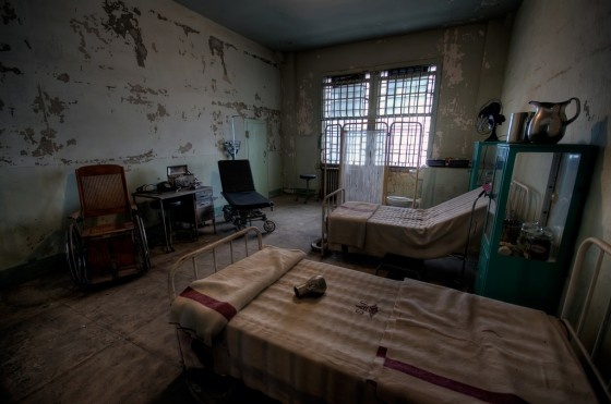 Đảo Alcatraz là một trong số những địa danh nổi tiếng nhất tại thành phố San Francisco. Đây là nơi tọa lạc của nhà tù khét tiếng Alcatraz, đồng thời ẩn chứa nhiều câu chuyện ma kỳ lạ nhất của thành phố. Du khách tới thăm hòn đảo này thường trông thấy ma quỷ quẩn quanh những chấn song hay đôi khi nghe thấy tiếng người phát ra từ nơi từng là quán cafe. 