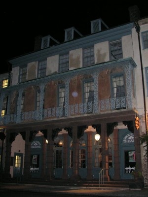 Người ta xây dựng nhà hát Dock Street vào năm 1890. Nơi đây được cho là “nhà” của hai linh hồn: Nettie, một gái điếm bị giết gần nhà hát và diễn viên Junius Brutus Booth, cha của kẻ đã ám sát Tổng thống Mỹ Abraham Lincoln. Nhiều công nhân và diễn viên tại Dock Street tuyên bố rằng, họ đã trông thấy hai linh hồn thường lang thang tại khu vực hậu trường của nhà hát. 