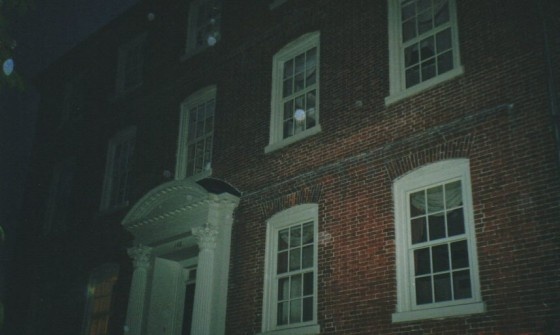 Joshua Ward House là một trong số những tòa nhà ma ám nổi tiếng nhất nước Mỹ. Nó tọa lạc tại thành phố Salem, bang Massachusetts và hình thành dưới bàn tay của cựu cảnh sát trưởng giàu khét tiếng George Corwin. Ông ta là kẻ chịu trách nhiệm trước những cái chết của nhiều tay ma thuật tại địa phương, gồm Giles Corey. Trước khi bị thuộc hạ của Corwin đè các khối đá lên ngực tới chết, Corey nguyền rủa gã cảnh sát và đám người tuân theo lệnh ông ta. Ngày nay, người ta đồn rằng, hồn ma của hai nhân vật này vẫn bủa vây quanh Joshua Ward House. 