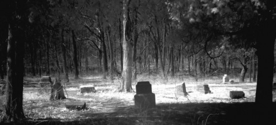 Bachelor’s Grove ở thành phố Chicago, bang Illinois, là một trong số những nghĩa trang bị ma ám nổi tiếng nhất trên đất Mỹ. Người ta đồn đại rằng, nhiều bia mộ trong nghĩa trang thường tự ý di chuyển và linh hồn của người chết thường quẩn quanh trong khu vực vào ban đêm. Nổi tiếng nhất là hồn ma của một phụ nữ trẻ mặc váy trắng, bồng một đứa bé trên tay.  Ảnh: Toptenz 