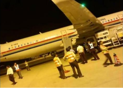 Tu y mo cua thoat hiem may bay de xuong dat nhanh hon hinh anh