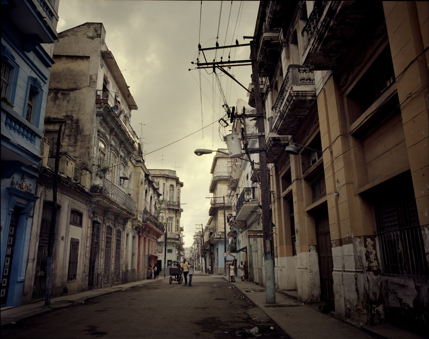 Khoảng 19 giờ, người dân Cuba bắt đầu chuẩn bị cho bữa ăn tối. Đường phố ở trung tâm thủ đô Havana rất đông vào ban ngày, nhưng trở nên vắng vẻ khi trời tối.