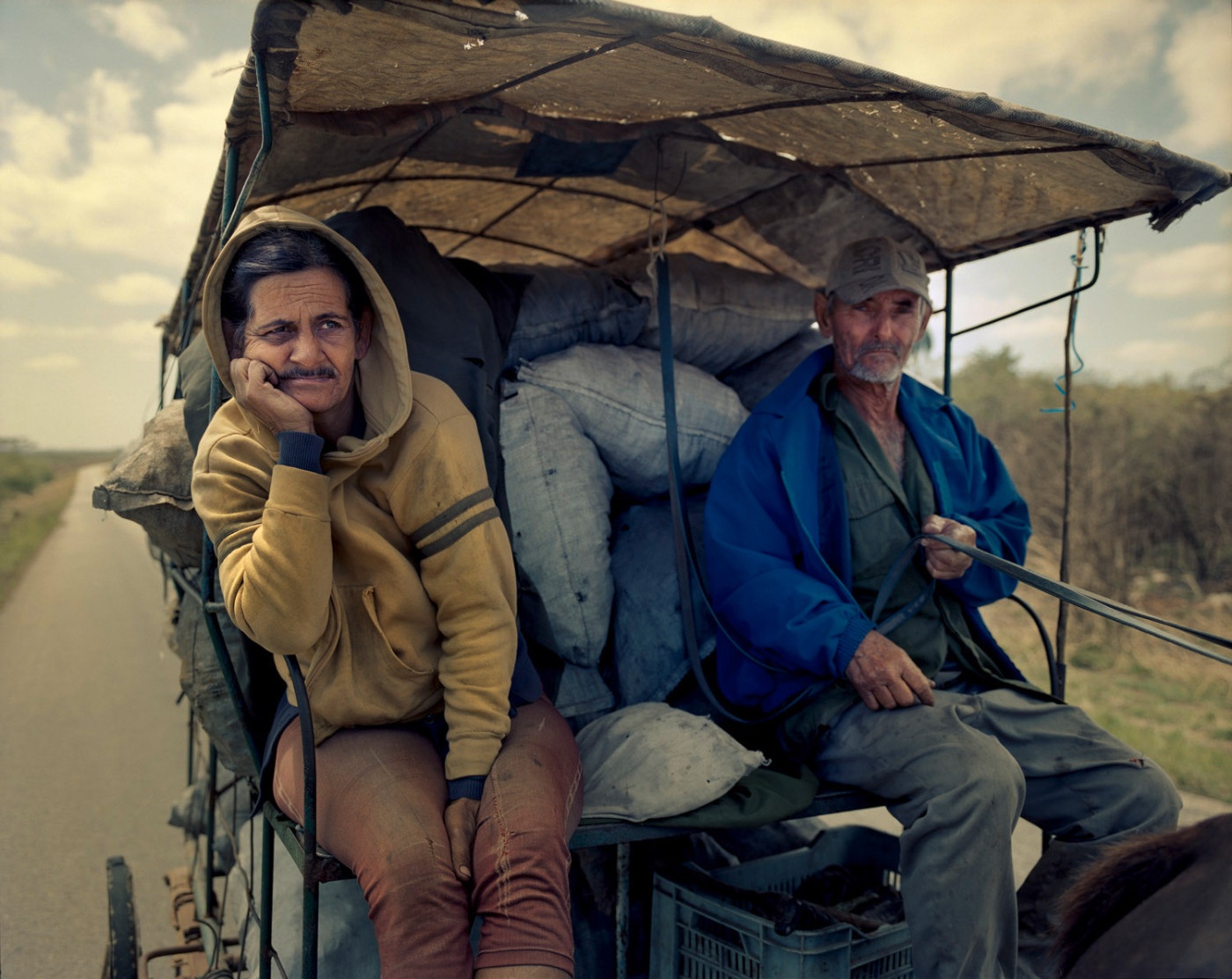 Ông Ricardo Rodriguez (phải) mỗi ngày phải đi gần 50 cây số đến thị trấn Ceres để mua than củi, sau đó đem về bán lại tại thị trấn Cardenas, gần với khu nghỉ dưỡng Varadero ở tỉnh Matanzas. 